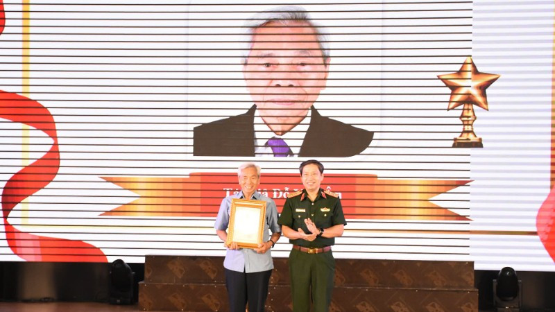 Đồng chí Trung tướng Vũ Ngọc Thiềm trao giải đặc biệt cho tác giả Đỗ Văn Ân, nguyên Ủy viên Trung ương Đảng, nguyên Trưởng ban Ban Cơ yếu Chính phủ. 