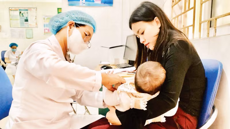 Tiêm vaccine phòng các bệnh truyền nhiễm cho trẻ em ở Hà Nội.