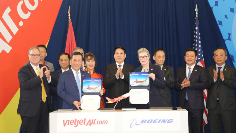 Chủ tịch nước chứng kiến Lễ ký kết bàn giao máy bay giữa Boeing và Vietjet. (Ảnh: Xuân Kỳ)