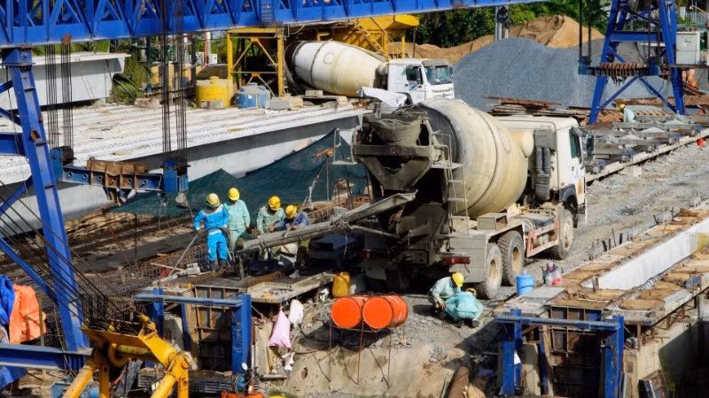 Thi công cầu trên tuyến đường cao tốc Châu Đốc-Cần Thơ-Sóc Trăng trên địa bàn Cần Thơ.