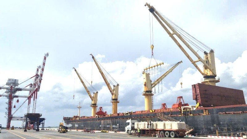 Cảng quốc tế Long An, tỉnh Tây Ninh đang bốc dỡ hàng hóa nhập khẩu từ tàu có trọng tải lớn cập cảng. 