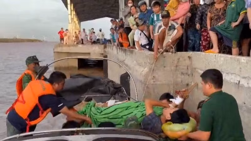 Thuyền viên kịp thời được cứu khi gặp tai nạn lao động trên biển. (Ảnh: HOÀNG TRUNG)