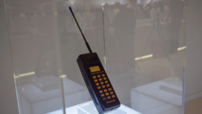 Mẫu điện thoại đầu tiên của Samsung được giới thiệu vào năm 1988. (Ảnh: Samsung)