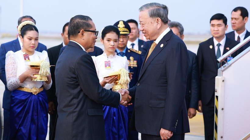 Lễ đón Tổng Bí thư Tô Lâm cùng Đoàn đại biểu cấp cao Đảng, Nhà nước Việt Nam tại Sân bay Quốc tế Techo, thủ đô Phnom Penh. (Ảnh: Dương Giang/TTXVN)