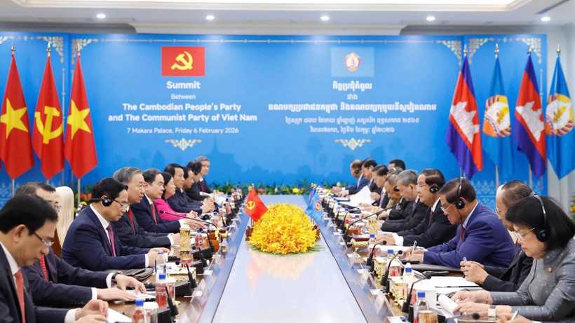 Tổng Bí thư Tô Lâm và Chủ tịch Đảng Nhân dân Campuchia Hun Sen đồng chủ trì Cuộc gặp giữa Bộ Chính trị Đảng Cộng sản Việt Nam và Ban Thường vụ Trung ương Đảng Nhân dân Campuchia. (Ảnh: Thống Nhất/TTXVN)