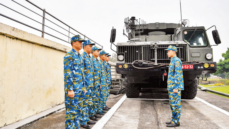 Chiến sĩ Trung đoàn 64 luyện tập các phương án sẵn sàng chiến đấu. (Ảnh: THẾ ĐẠI)