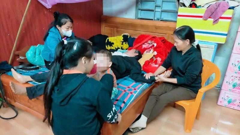 Bà con hàng xóm động viên người thân gia đình nạn nhân.