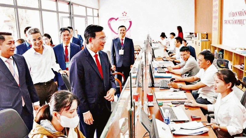Lãnh đạo Ủy ban nhân dân tỉnh Lâm Đồng gặp gỡ, trao đổi với cán bộ, công chức Trung tâm Phục vụ hành chính công xã Nhân Cơ.