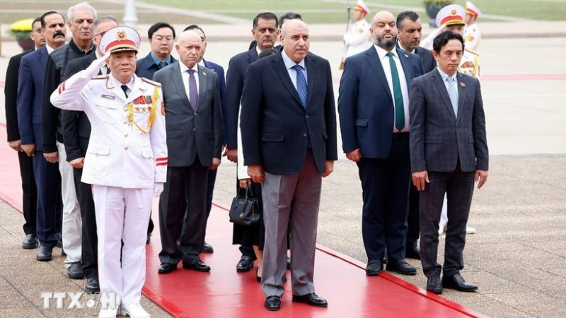 Chủ tịch Hạ viện Jordan Mazen Turki El Qadi cùng đoàn đại biểu đến đặt vòng hoa, vào Lăng viếng Chủ tịch Hồ Chí Minh. (Ảnh: Tuấn Anh/TTXVN)