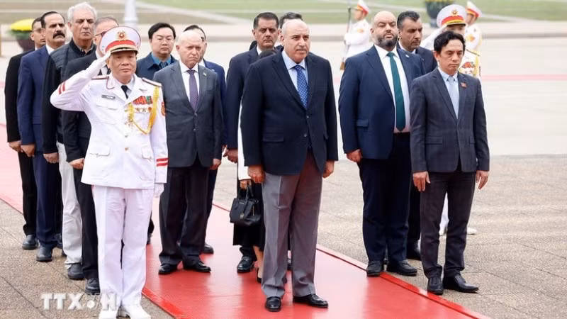 Chủ tịch Hạ viện Jordan Mazen Turki El Qadi cùng đoàn đại biểu đến đặt vòng hoa, vào Lăng viếng Chủ tịch Hồ Chí Minh. (Ảnh: Tuấn Anh/TTXVN)