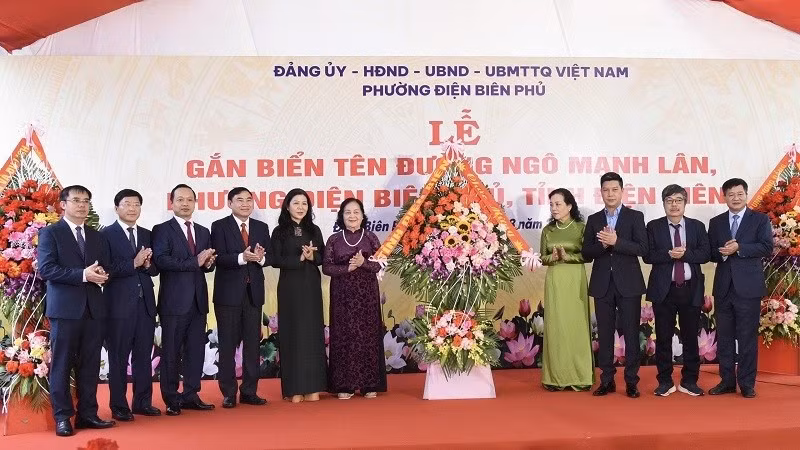 Đại diện gia đình thân nhân cố họa sĩ, Nghệ sĩ Nhân dân Ngô Mạnh Lân cùng các đồng chí lãnh đạo tỉnh Điện Biên dự lễ công bố đặt tên đường mang tên cố họa sĩ Ngô Mạnh Lân.