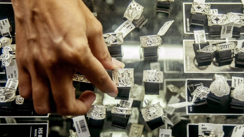 Các món trang sức bạc được trưng bày tại một tiệm vàng bạc ở Indonesia. (Ảnh: Tân Hoa xã)