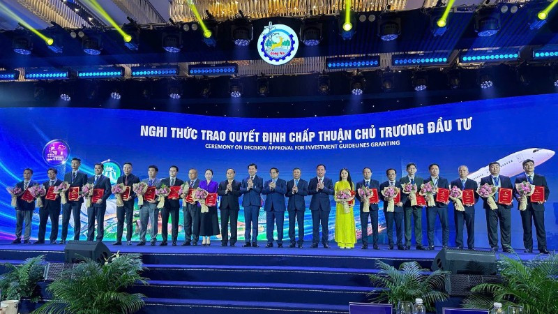 Ông Trần Ngọc Nguyên, Chủ tịch Hội đồng quản trị PVCFC nhận quyết định chủ trương đầu tư tại hội nghị.