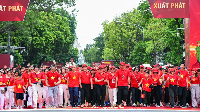 Các đại biểu cùng người dân tham gia đi bộ hưởng ứng chương trình tại khu vực Vườn hoa Lý Thái Tổ-Phố đi bộ Hoàn Kiếm sáng 16/8/2025. (Ảnh: THÀNH ĐẠT)
