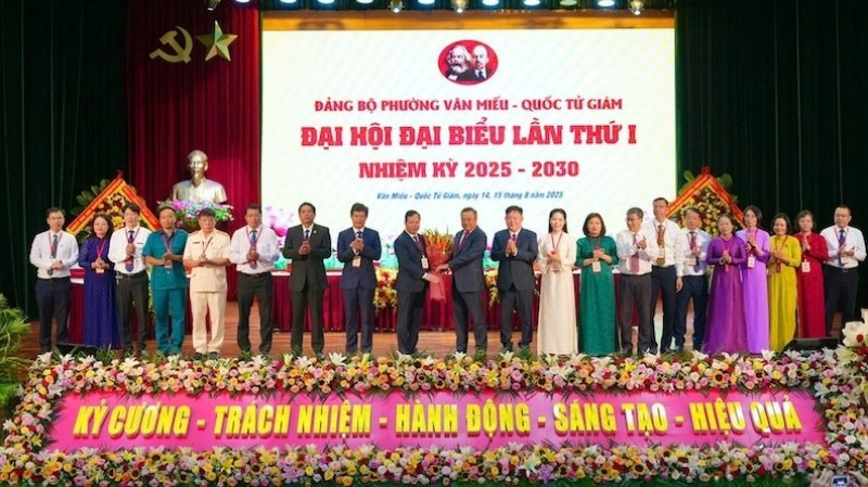 Chủ tịch Ủy ban nhân dân thành phố Hà Nội tặng hoa chúc mừng Ban Chấp hành Đảng bộ phường Văn Miếu-Quốc Tử Giám nhiệm kỳ 2025-2030.