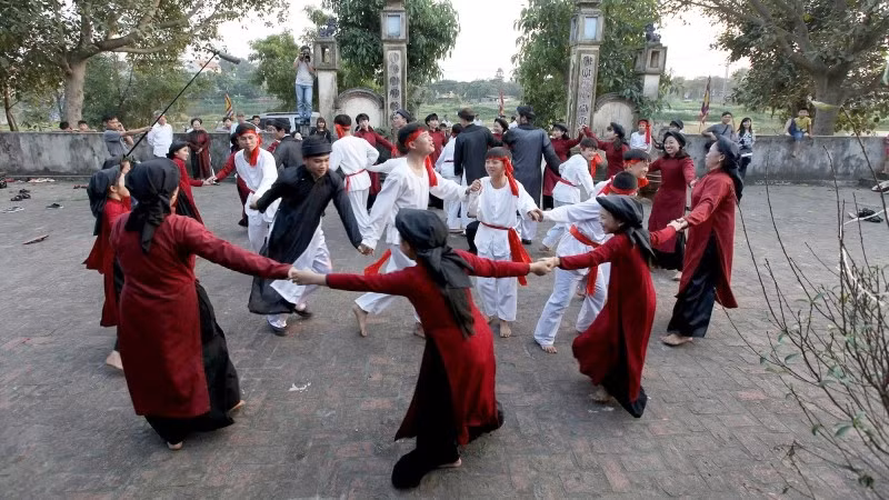 Biểu diễn hát xoan tại Đình Hùng Lô, tỉnh Phú Thọ. (Ảnh: CÔNG ĐẠI)