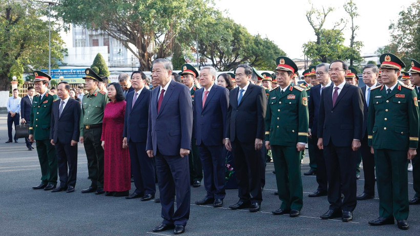 Tổng Bí thư Tô Lâm và các đại biểu dâng hoa, dâng hương tại Tượng đài Chiến thắng. (Ảnh: Thống Nhất/TTXVN)