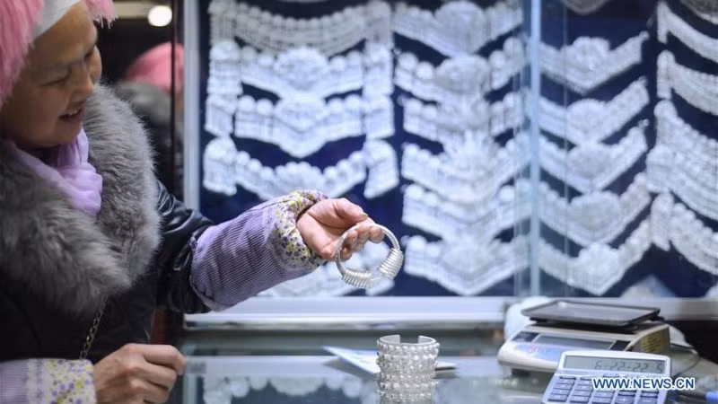 Những món đồ trang sức thủ công bằng bạc tại thành phố Kaili, tỉnh Quý Châu, tây nam Trung Quốc. (Ảnh: Tân Hoa xã)