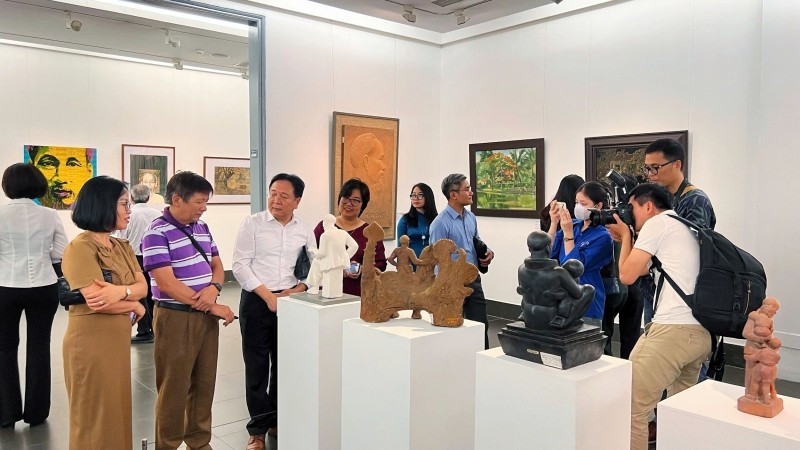 Nghệ sĩ và công chúng tham quan triển lãm "Hồ Chí Minh trong nghệ thuật tạo hình". 
