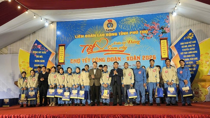 Lãnh đạo tỉnh tặng quà cho công nhân có hoàn cảnh khó khăn.