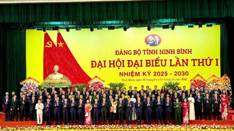 Các đại biểu chụp ảnh lưu niệm cùng Ban Chấp hành Đảng bộ tỉnh Ninh Bình, nhiệm kỳ 2025-2030 trong Lễ khai mạc Đại hội đại biểu Đảng bộ tỉnh Ninh Bình lần thứ I, ngày 1/10/2025. (Ảnh: VŨ VĂN LÚA)