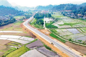 Dự án tuyến đường cách mạng được đầu tư tại xã Tân Trào (tỉnh Tuyên Quang) góp phần thúc đẩy phát triển du lịch, dịch vụ, kinh tế-xã hội gắn với quốc phòng, an ninh. (Ảnh ĐỨC THẮNG)