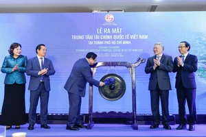 Thủ tướng Phạm Minh Chính đánh cồng khai trương Trung tâm Tài chính Quốc tế Việt Nam tại Thành phố Hồ Chí Minh. (Ảnh: DƯƠNG GIANG/TTXVN)