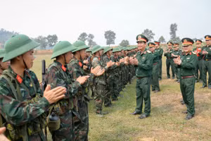 Lãnh đạo Quân khu 1 kiểm tra, động viên chiến sĩ mới Trung đoàn 246, Sư đoàn 346 trên thao trường huấn luyện (Ảnh: BÙI HIỆP)