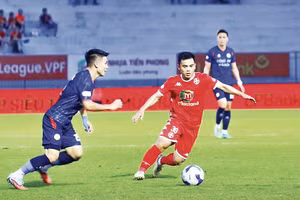 Dù rất nỗ lực, nhưng các cầu thủ Hải Phòng (áo đỏ) không thể có bàn thắng.