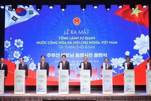 Tổng Bí thư Tô Lâm và các đại biểu thực hiện nghi thức ra mắt Tổng Lãnh sự quán Việt Nam tại thành phố Busan. (Ảnh: TTXVN)