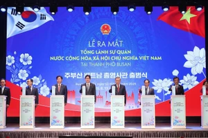 Tổng Bí thư Tô Lâm và các đại biểu thực hiện nghi thức ra mắt Tổng Lãnh sự quán Việt Nam tại thành phố Busan. (Ảnh: TTXVN)