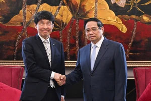 Thủ tướng Chính phủ Phạm Minh Chính và ông Yamamoto Ichita, Thống đốc tỉnh Gunma, Nhật Bản. (Ảnh: TRẦN HẢI)