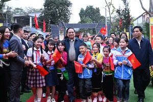 TT phạm Minhh chính với thầy và trò trường liên cấp Cẩm Thạch, Xã Cẩm Thạch, Thanh Hóa. 