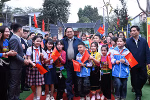 Thủ tướng Phạm Minh Chính với thầy và trò trường liên cấp Cẩm Thạch, Xã Cẩm Thạch, Thanh Hóa. 