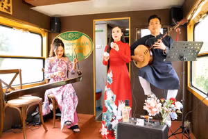 Biểu diễn nghệ thuật trong toa cộng đồng trên chuyến tàu “Kết nối di sản miền trung”. (Ảnh: TRẦN VŨ THÀNH)