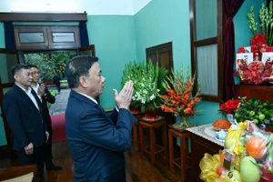 Thường trực Ban Bí thư dâng hương tưởng niệm Chủ tịch Hồ Chí Minh tại Nhà 67, Khu di tích Chủ tịch Hồ Chí Minh tại Phủ Chủ tịch. (Ảnh: DUY LINH)