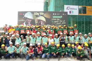 Lãnh đạo Coteccons, các đơn vị, nhà thầu chụp hình cùng các công nhân tại chương trình. 