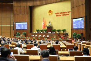 Quốc hội biểu quyết thông qua Luật sửa đổi, bổ sung một số điều của Luật Phòng, chống tham nhũng. (Ảnh: DUY LINH)