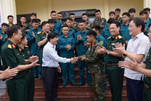 Phó Chủ tịch Ủy ban nhân dân tỉnh Đắk Lắk Nguyễn Thiên Văn và lãnh đạo Bộ Chỉ huy Quân sự tỉnh động viên cán bộ, chiến sĩ lên đường nhận nhiệm vụ.