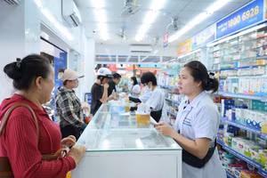 Nhân viên hệ thống nhà thuốc Long Châu tư vấn sử dụng liệu pháp điều trị tiên tiến trong điều trị bệnh hiểm nghèo.