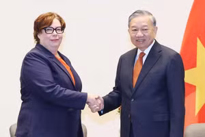 Tổng Bí thư Tô Lâm tiếp Chủ tịch Đảng Cộng sản Phần Lan Tiina Sandberg. (Ảnh: Thống Nhất/TTXVN)