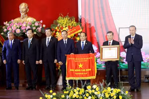 Tổng Bí thư Tô Lâm trao danh hiệu Anh hùng Lao động tặng Tòa án nhân dân tối cao. (Ảnh: ĐĂNG KHOA)