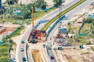 Các dự án, công trình hạ tầng phục vụ Hội nghị Cấp cao APEC 2027 đang được khẩn trương thi công trên đại công trường Phú Quốc, An Giang. (Ảnh: HUY HẢI)
