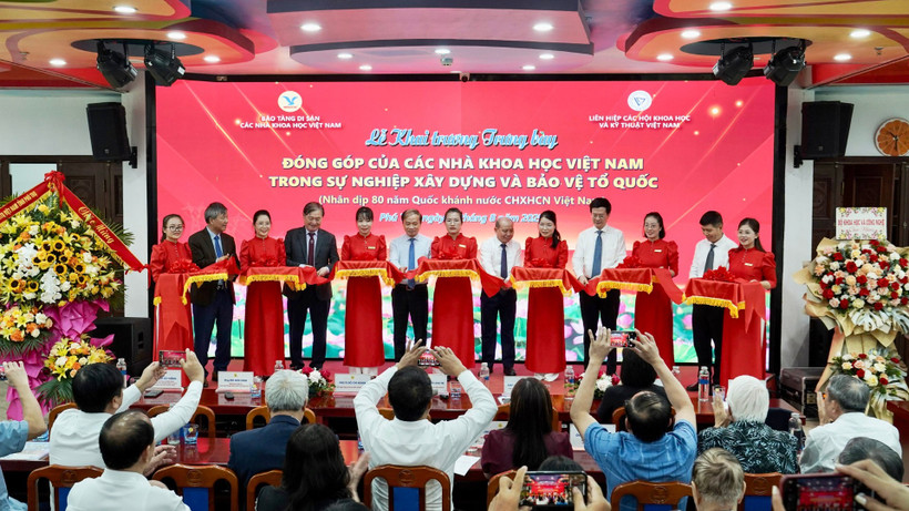 Các đại biểu cắt băng khai trương Trưng bày.