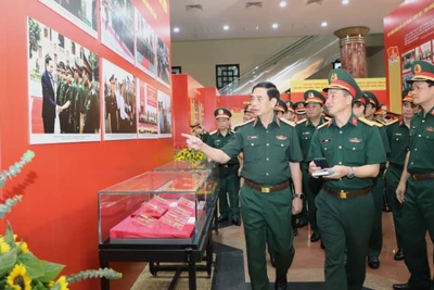Đại tướng Phan Văn Giang, Ủy viên Bộ Chính trị, Phó Bí thư Quân ủy Trung ương, Bộ trưởng Quốc phòng trực tiếp kiểm tra các khu vực chuẩn bị cho Đại hội.