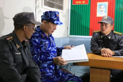 Kiểm tra sổ sách, đăng ký trên tàu Kiểm ngư 267.
