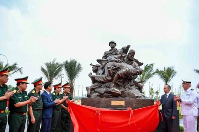 Thượng tướng Hoàng Xuân Chiến, Ủy viên Trung ương Đảng, Ủy viên Thường vụ Quân ủy Trung ương, Thứ trưởng Quốc phòng và Đại sứ Cuba tại Việt Nam Rogelio Polanco Fuentes cùng kéo khăn đỏ khai trương biển cụm tượng chuyên gia quân sự Cuba. 