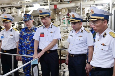 Đồng chí Phó Đô đốc Nguyễn An Phong, Chính ủy Hải quân kiểm tra công tác xây dựng nề nếp chính quy tại Lữ đoàn 175/Vùng 5 Hải quân.