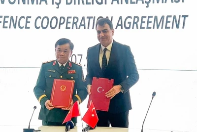 Thứ trưởng Hoàng Xuân Chiến và Thứ trưởng Quốc phòng Thổ Nhĩ Kỳ Musa Heybet.