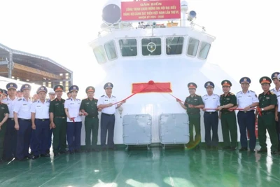 Các đại biểu thực hiện nghi lễ gắn biển công trình chào mừng đại hội.